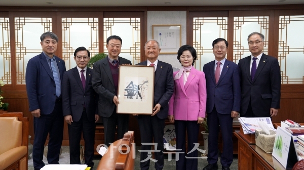 백석대가 지난 28일 몽골후레정보통신대학 이재복 부총장으로부터 오세창 선생의 서예 작품 등을 기증받았다.